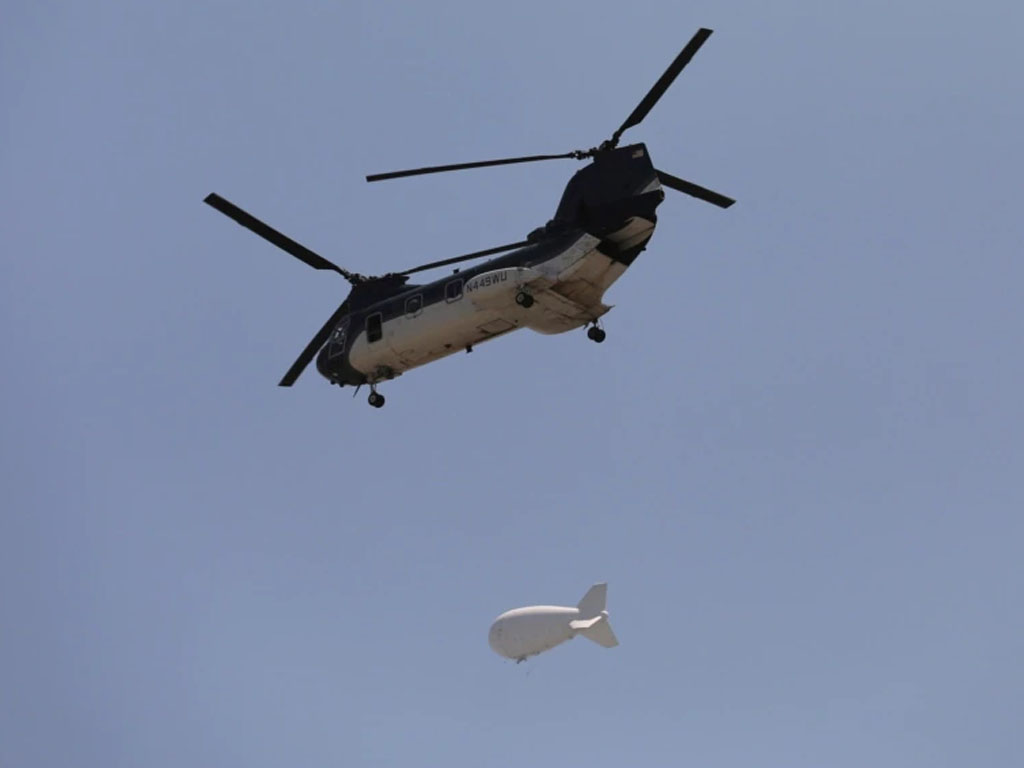 Helikopter Chinook AS terbang di atas Kabul