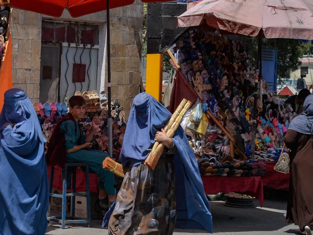 Perempuan Afghanistan berpakaian burqa