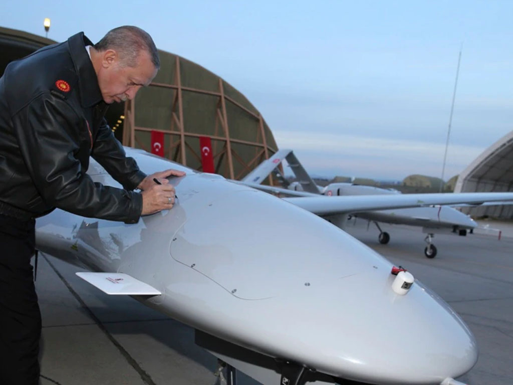 Presiden Turki, Recep Tayyip Erdogan, menandatangani drone