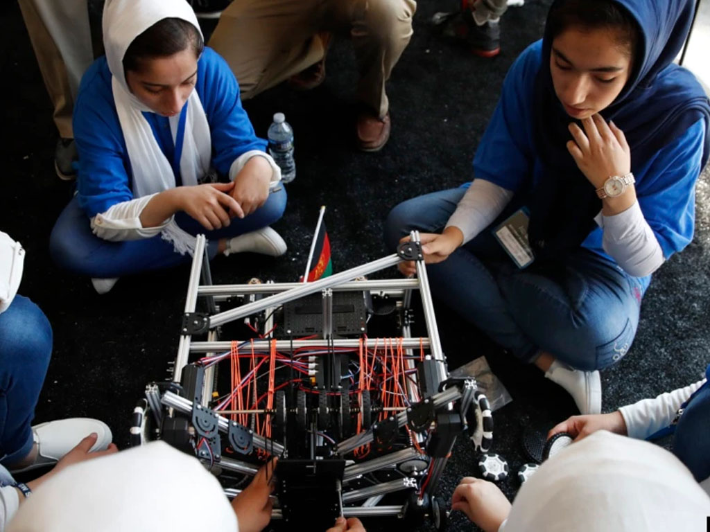 Tim Afghanistan memperbaiki robot mereka