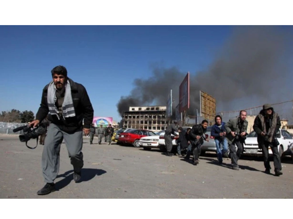 Jurnalis Afghanistan di lokasi penyerangan,