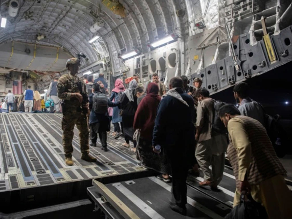 warga afghnistan naik pesawat militer amerika di kabul