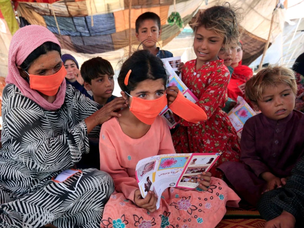 pengungsi afghanistan bantu pakai masker