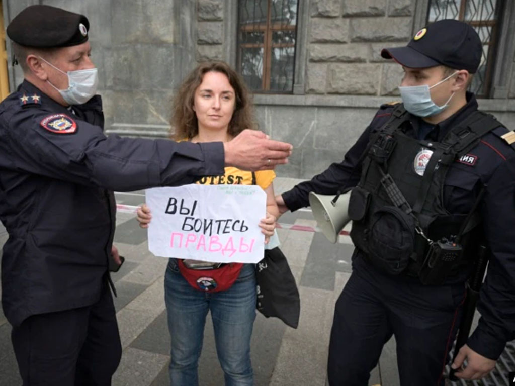 polisi rusia tahan jurnalis