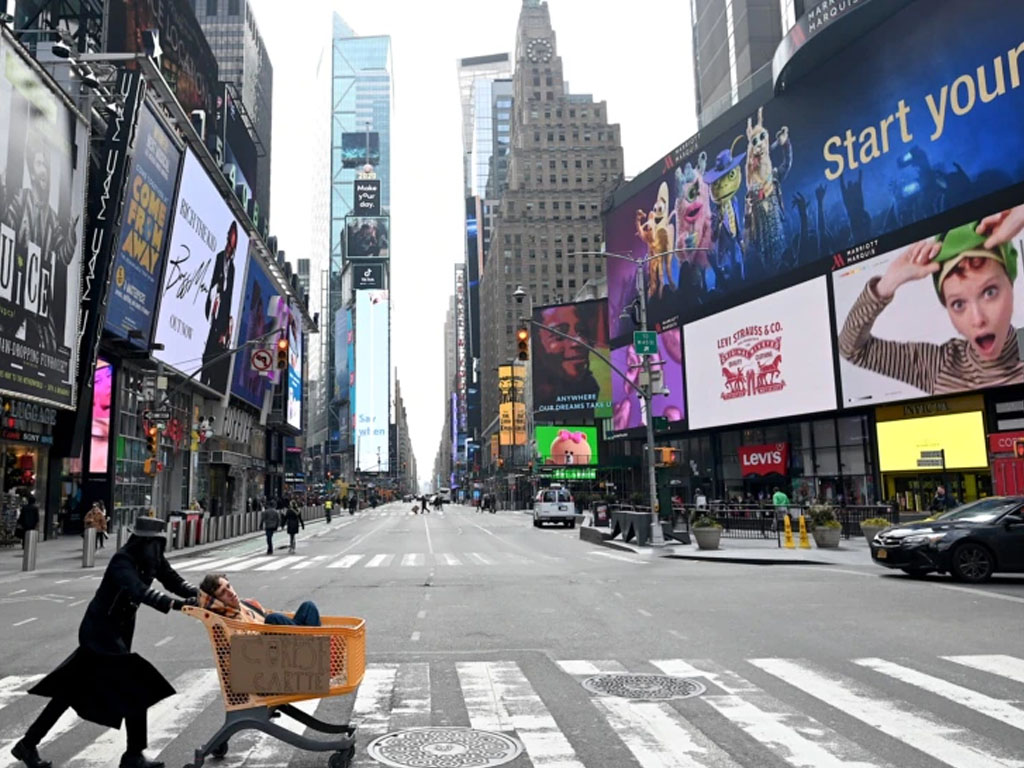 Seorang pria melintasi jalan di Times Square