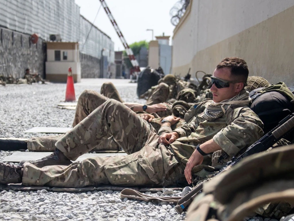 personel militer Inggris beristirahat di kabul