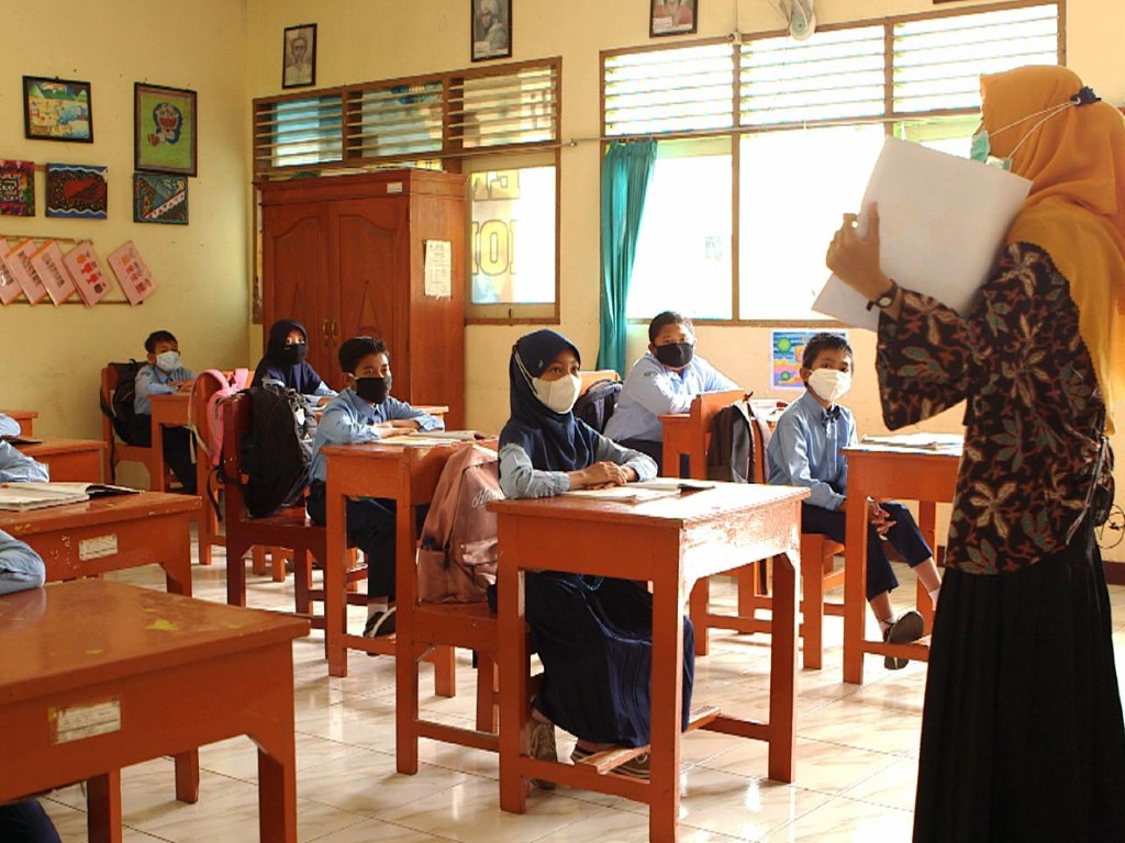 Guru mengajar sekolah tatap muka