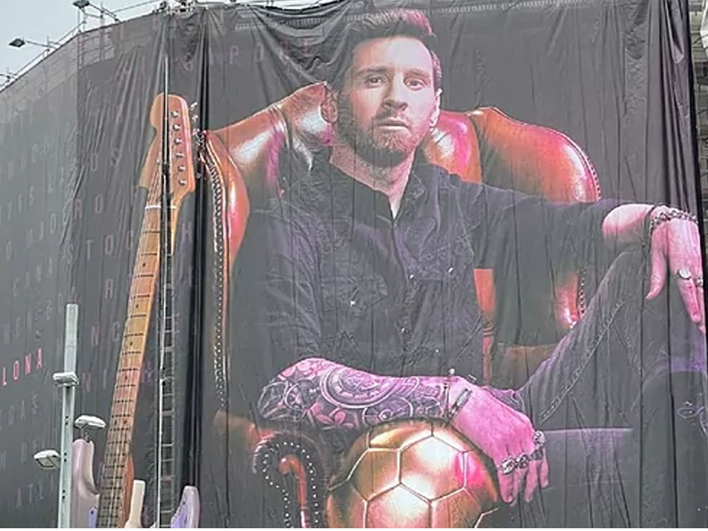 Iklan besar Messi di Barcelona tengah