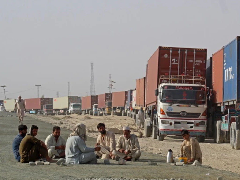 sopir truk di perbatasan pakistan-afghanistan