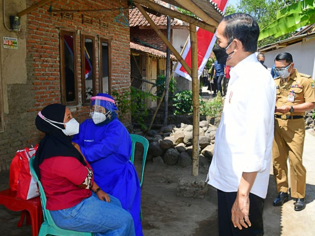 jokowi tinjau vaksinasi di kuningan