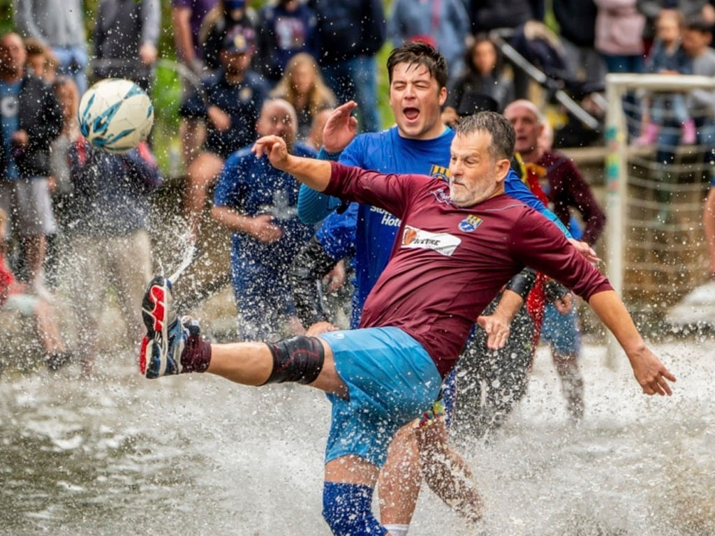 sepak bola di sungai di inggris1