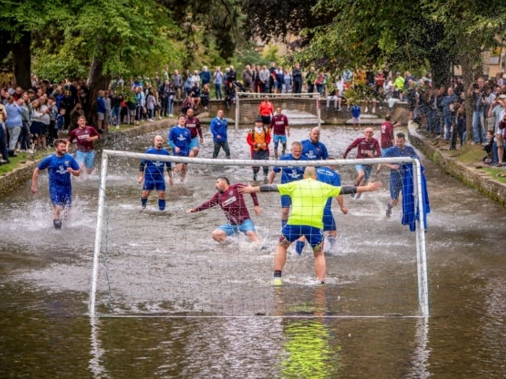 sepak bola di sungai di inggris2