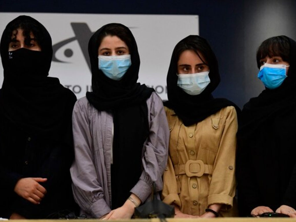 Cuatro miembros del equipo de Robótica de Afganistán