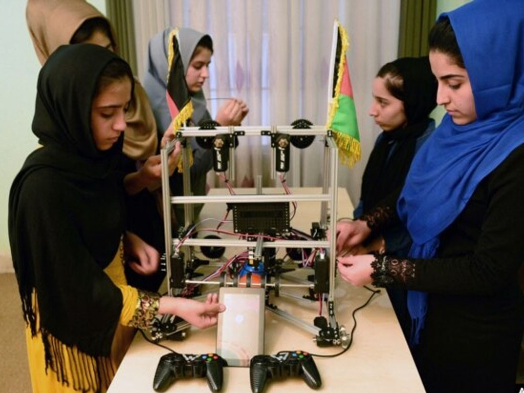Equipo de robótica adolescente afgano
