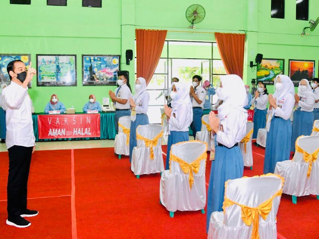 jokowi tinjau vaksinasi di SMA Negeri 2 Kota Bandar Lampung