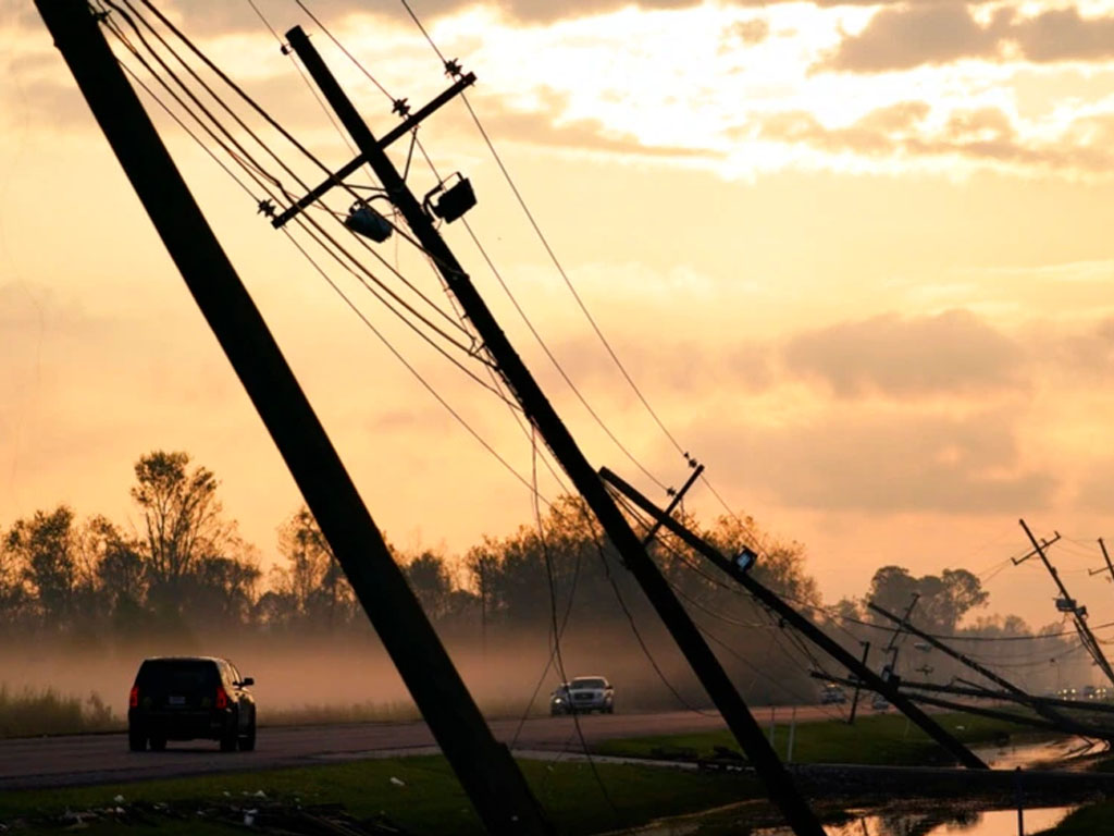 Tiang-tiang listrik yang roboh diterjang Badai Ida di Reserve, Louisiana