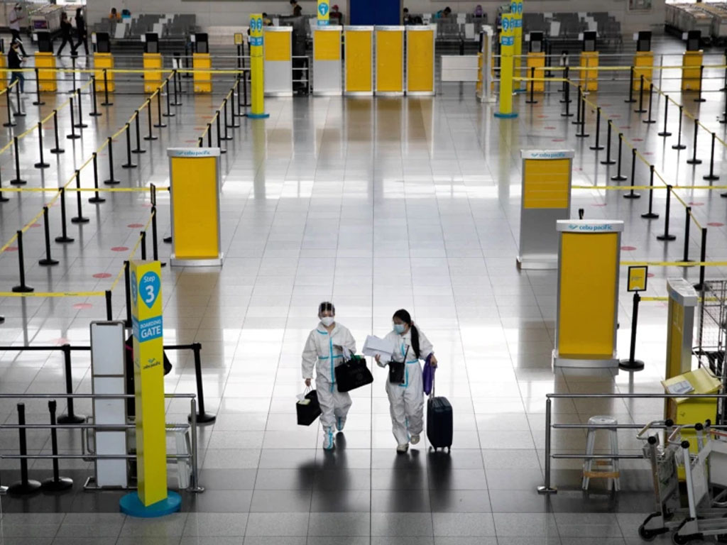 penumpang di bandara manila