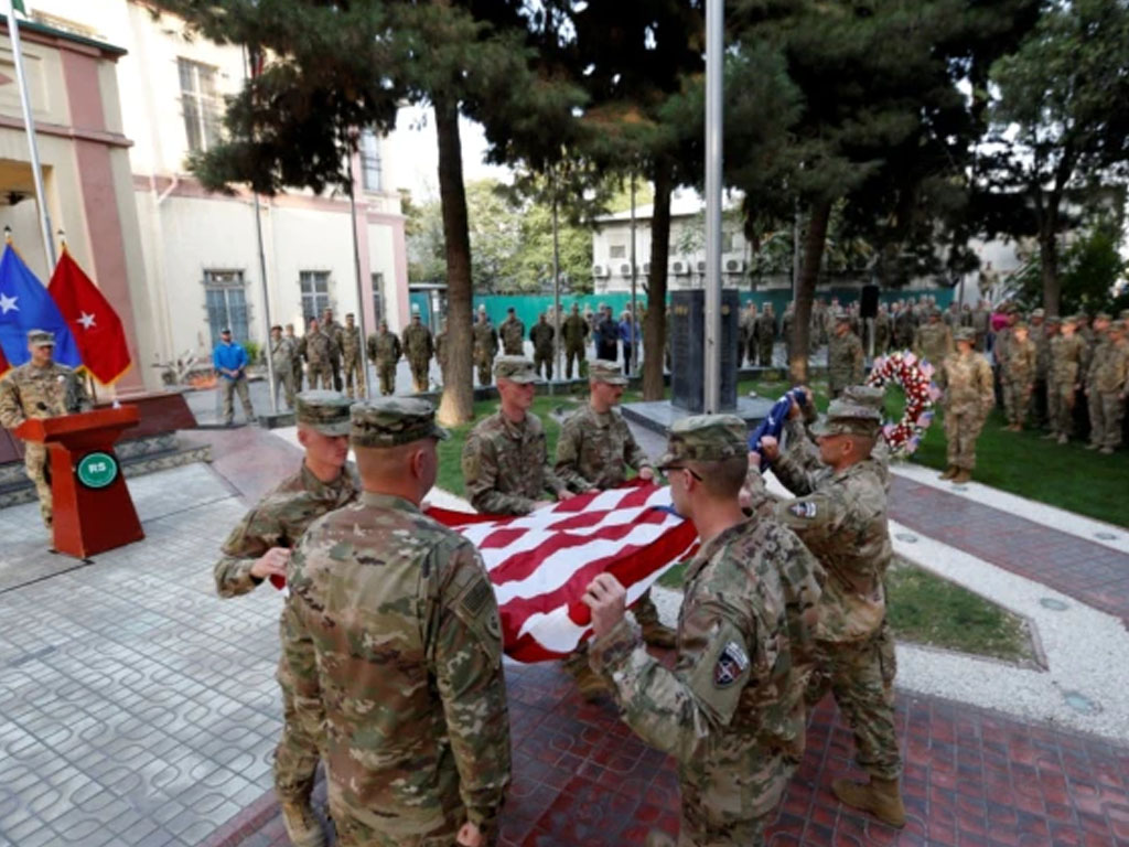 Tentara AS kibarkan bendera