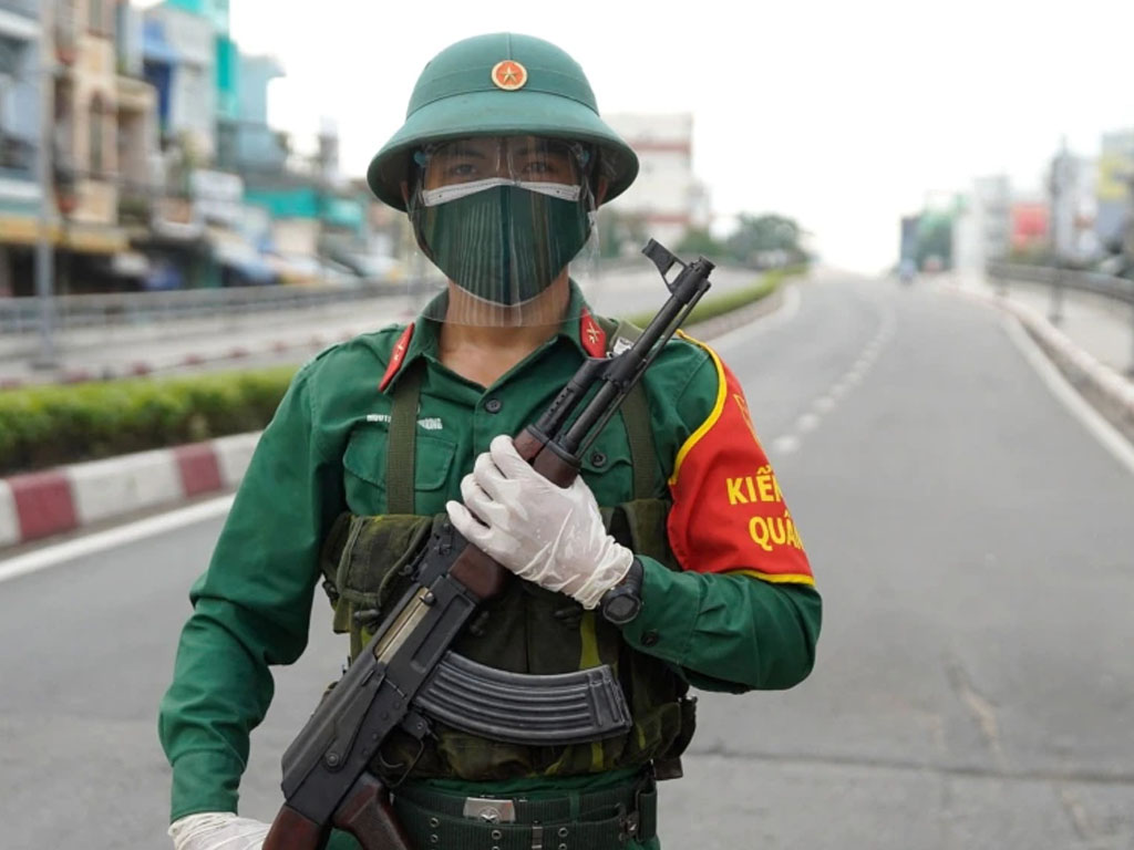 tentara vietnam berjaga lockdown