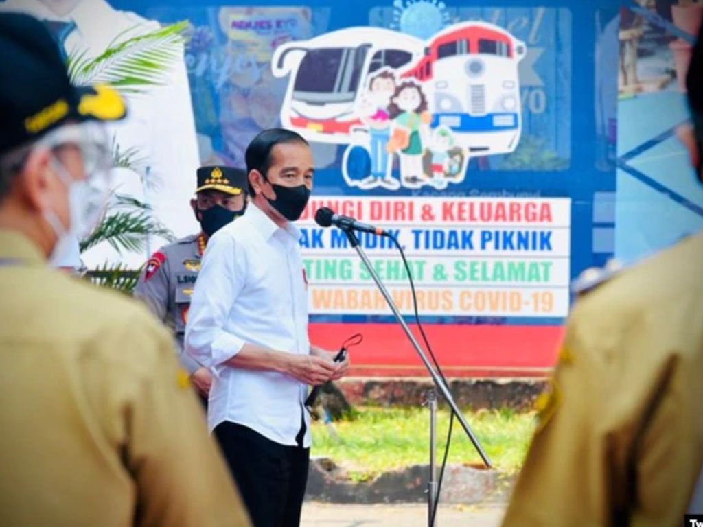 jokowi tinjau vaksinasi di blitar