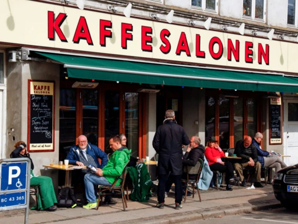 Warga duduk di Kaffesalonen di kopenhagen