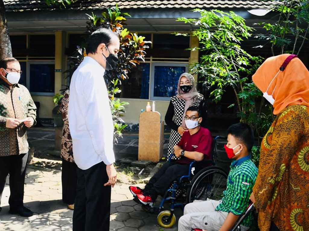 jokowi tinjau vaksinasi di slb bantul