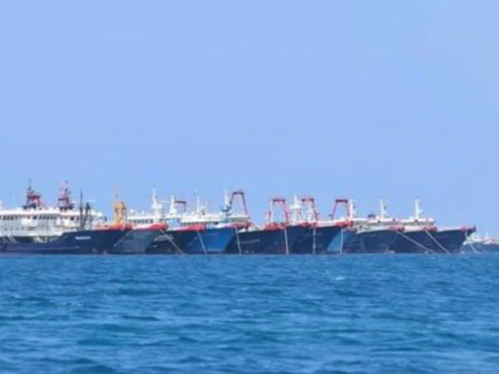 kapal China terlihat ditambatkan di Whitsun Reef,
