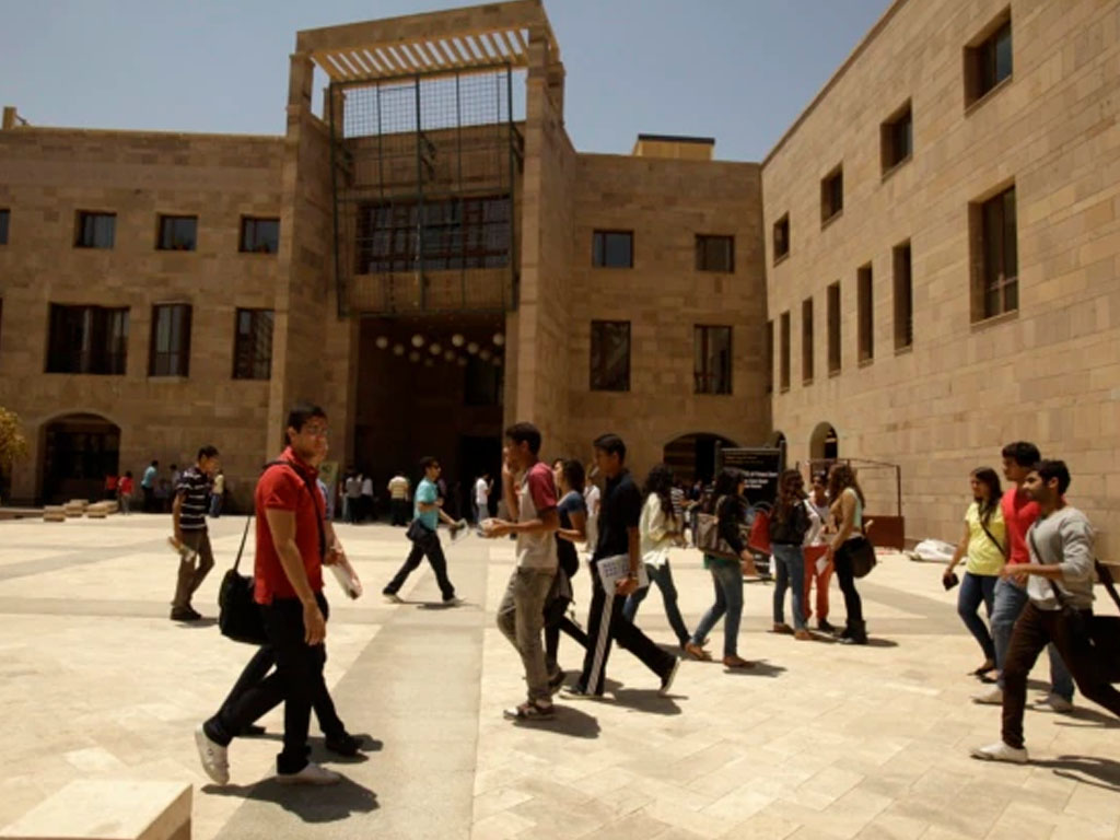 mahasiswa di universitas amerika di kairo
