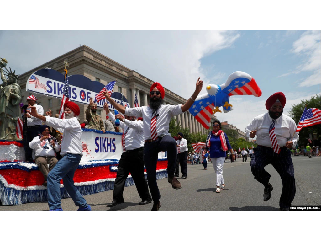 Pria menari di samping kendaraan hias Sikh Amerika