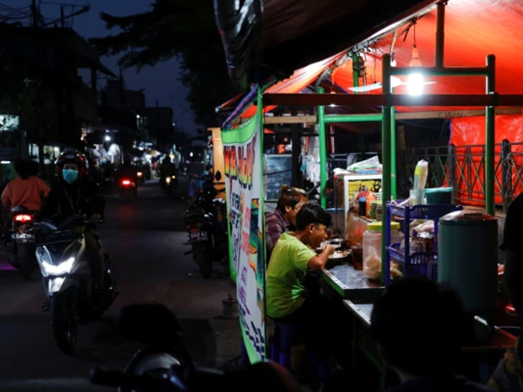 warga makan di warung