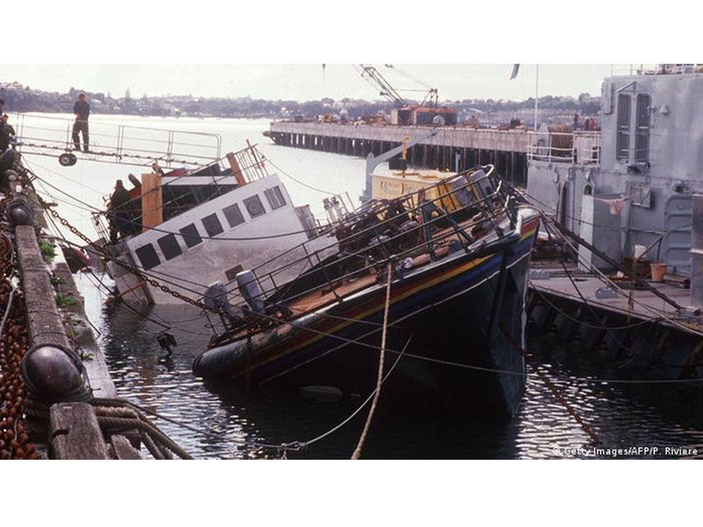 Kapal Rainbow Warrior diledakkan dinas rahasia Prancis