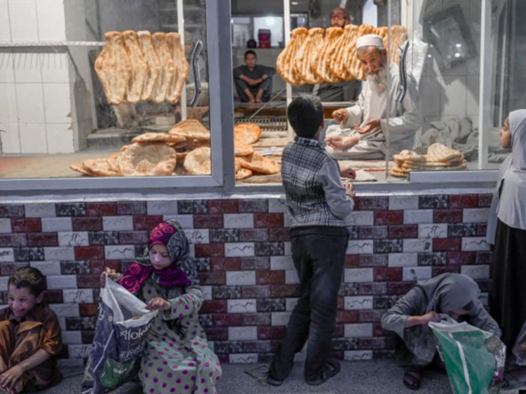 anak2 tunggu roti di kabul