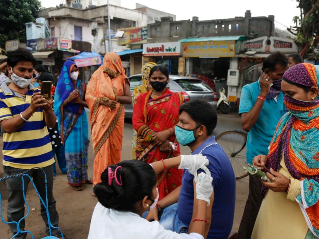 vaksinasi covid di Ahmedabad India