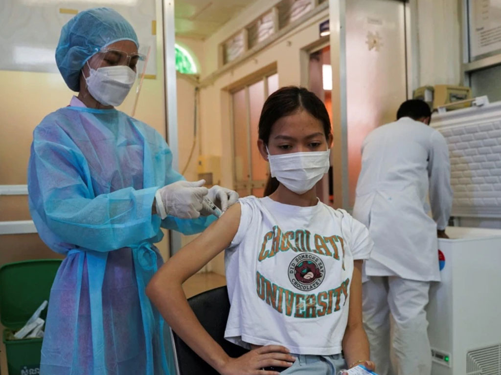 Seorang warga Kamboja menerima vaksin