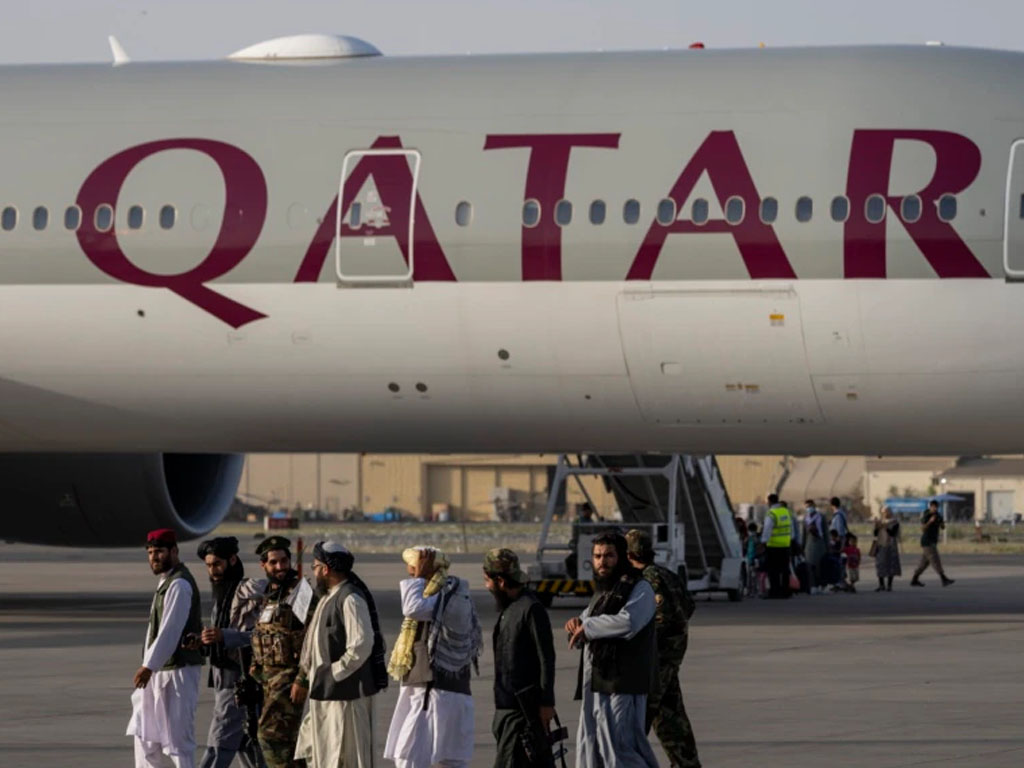 pesawat qatar di bandara kabul