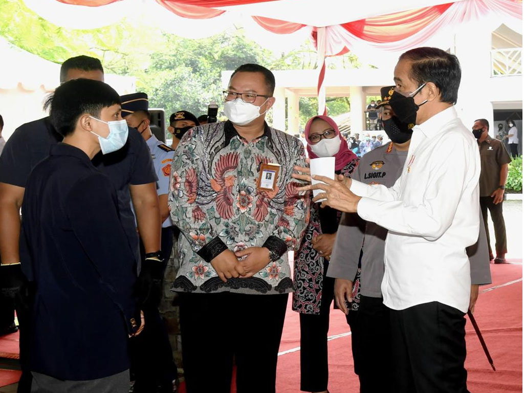 jokowi tinjau vaksinasi ipb