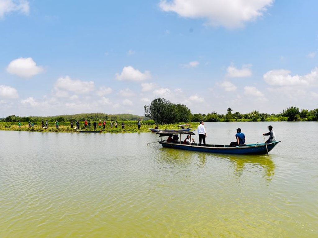 jokowi naik perahu di cilacap