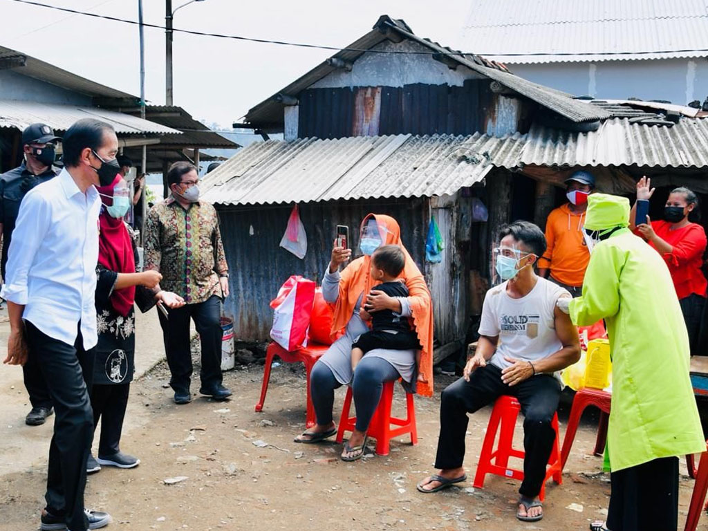 jokowi tinjau vaksinasi di cilacap