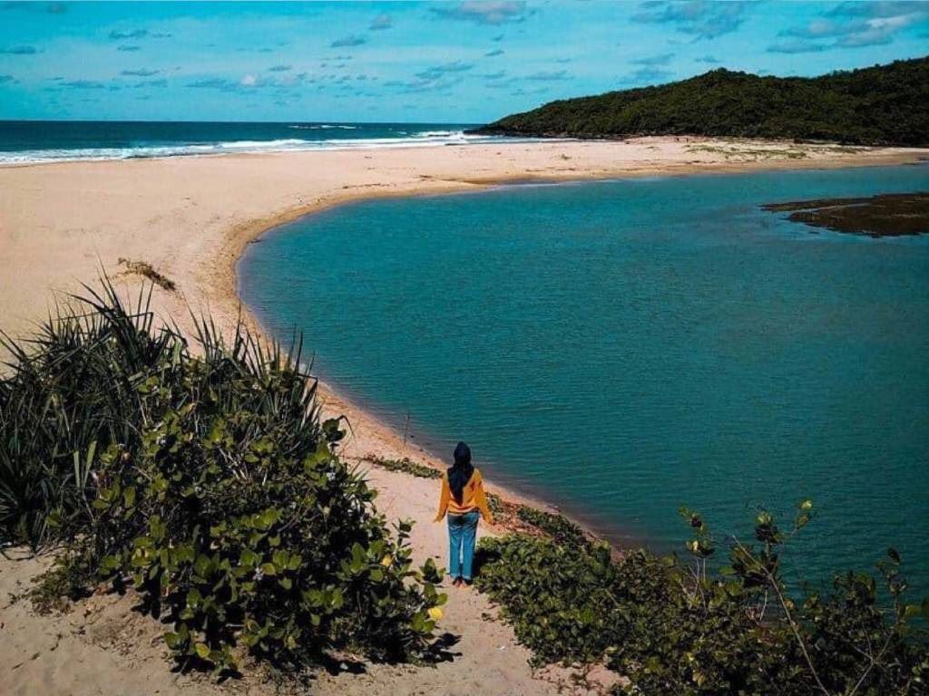 Pantai Cipanarikan