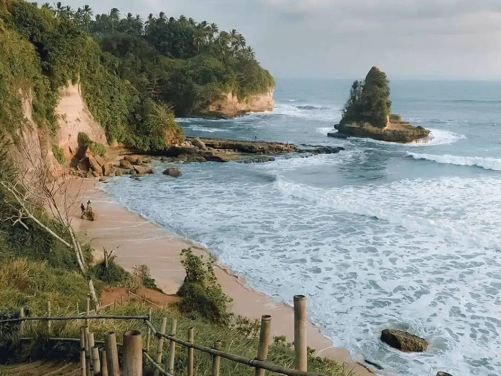 Pantai Karang Gantungan