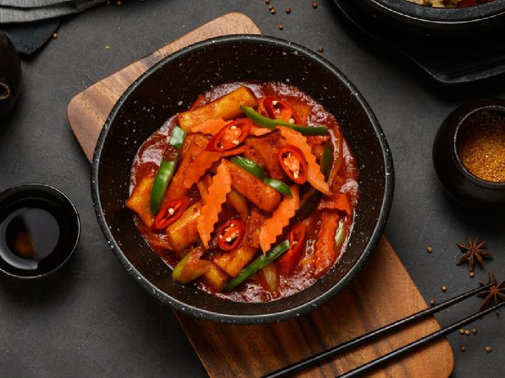 Корейская еда токпокки. Что такое токпокки в корее. Токи корейская кухня. Токи корейская кухня. Корейская кухня токпокки.