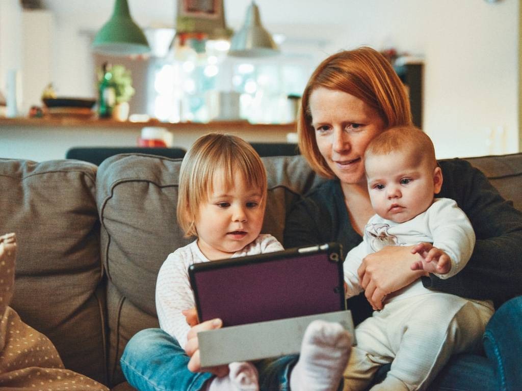 Membatasi Screen Time Untuk Anak