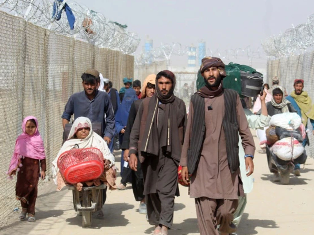 Para pengungsi Afghanistan menyeberang ke Pakistan
