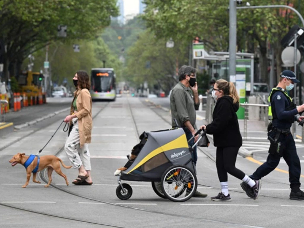 Orang-orang berjalan-jalan di melbourne