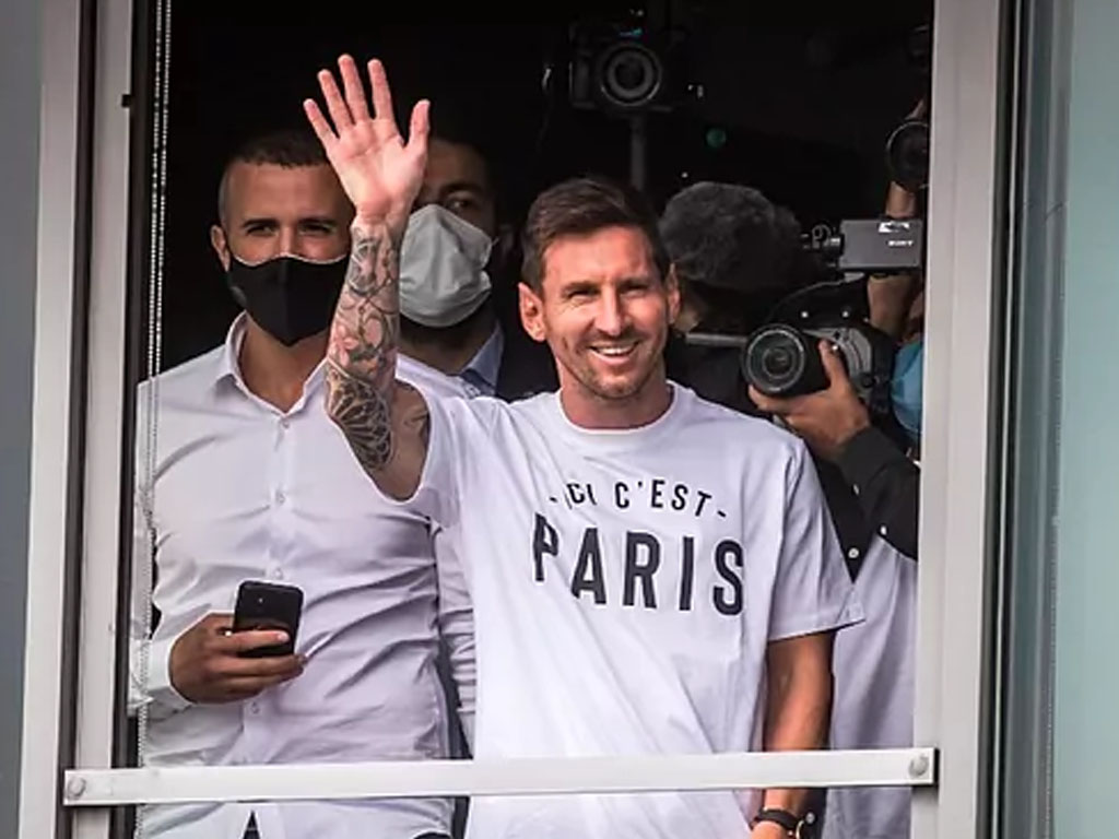 messi melambai dari jendela hotel di paris