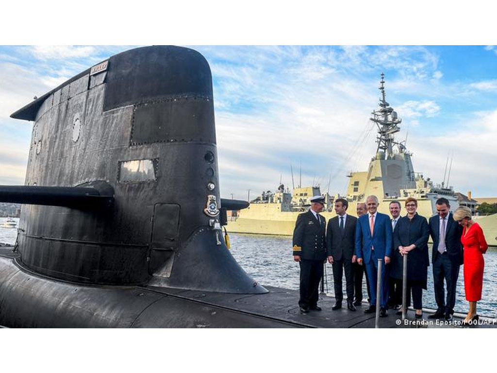 presiden prancis dan pm australia di atas kapal selam