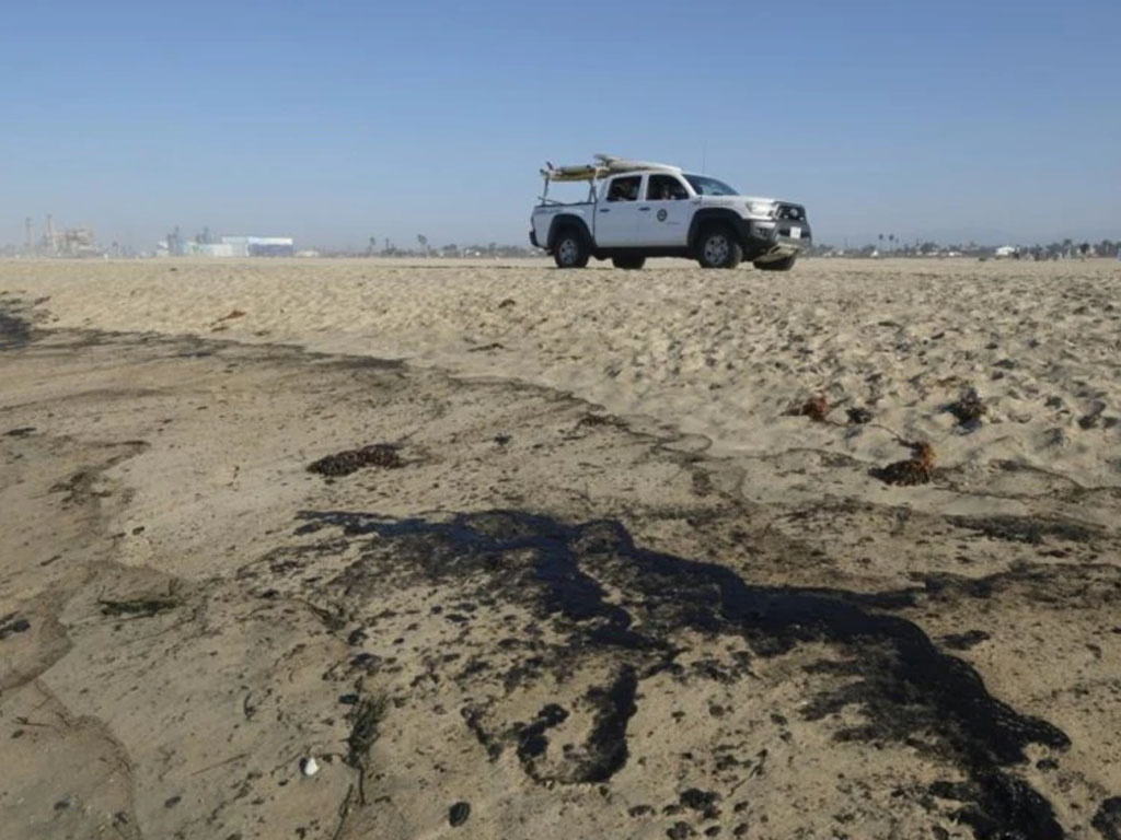 pantai california tercmar tumpahan minyak