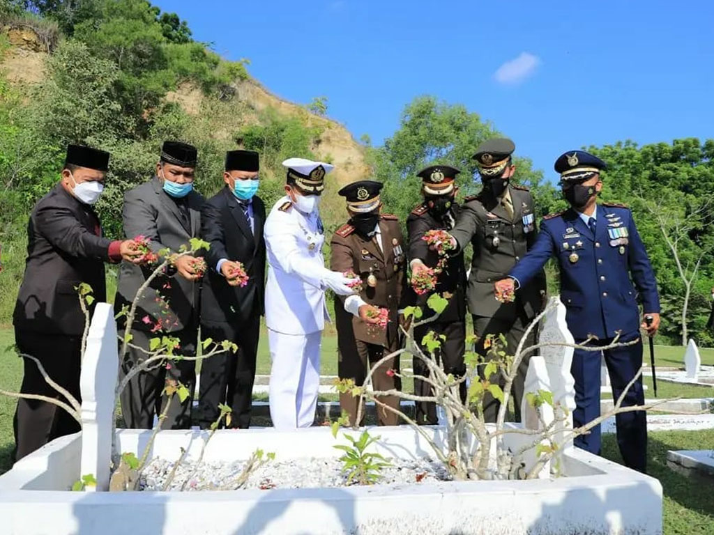 unsur tni dan muspika tabur bunga
