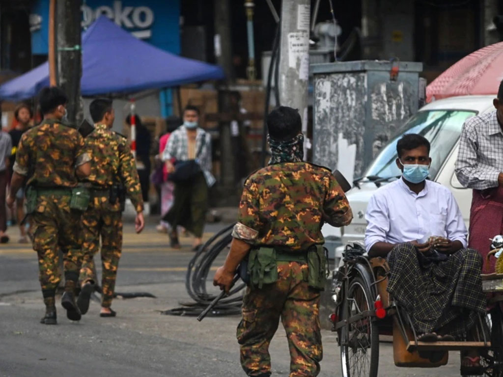 tentara Myanmar berjalan di pusat kota Yangon