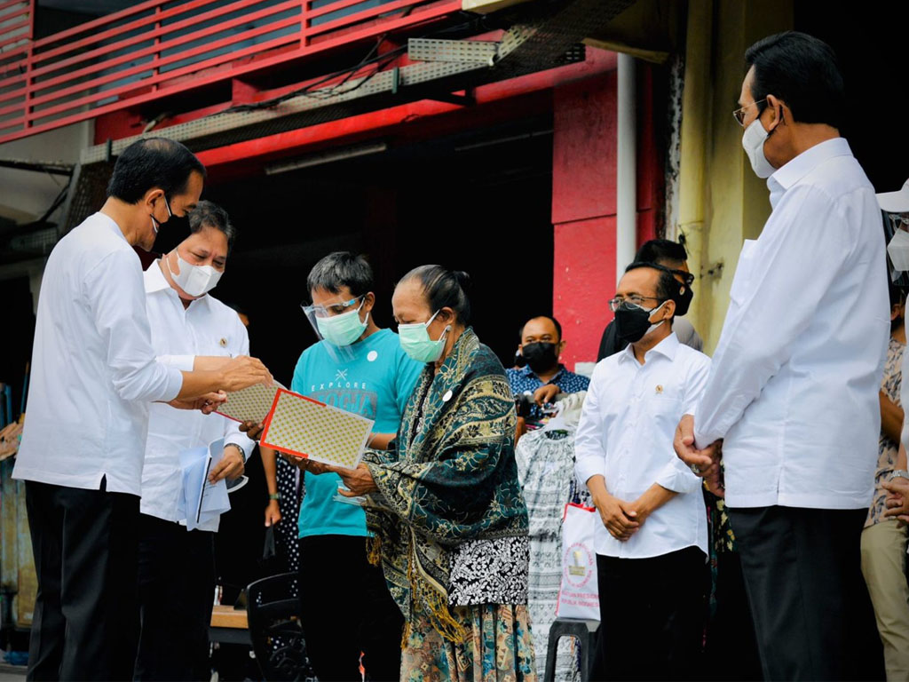 jokowi serahkan bantuan di yogyakarta